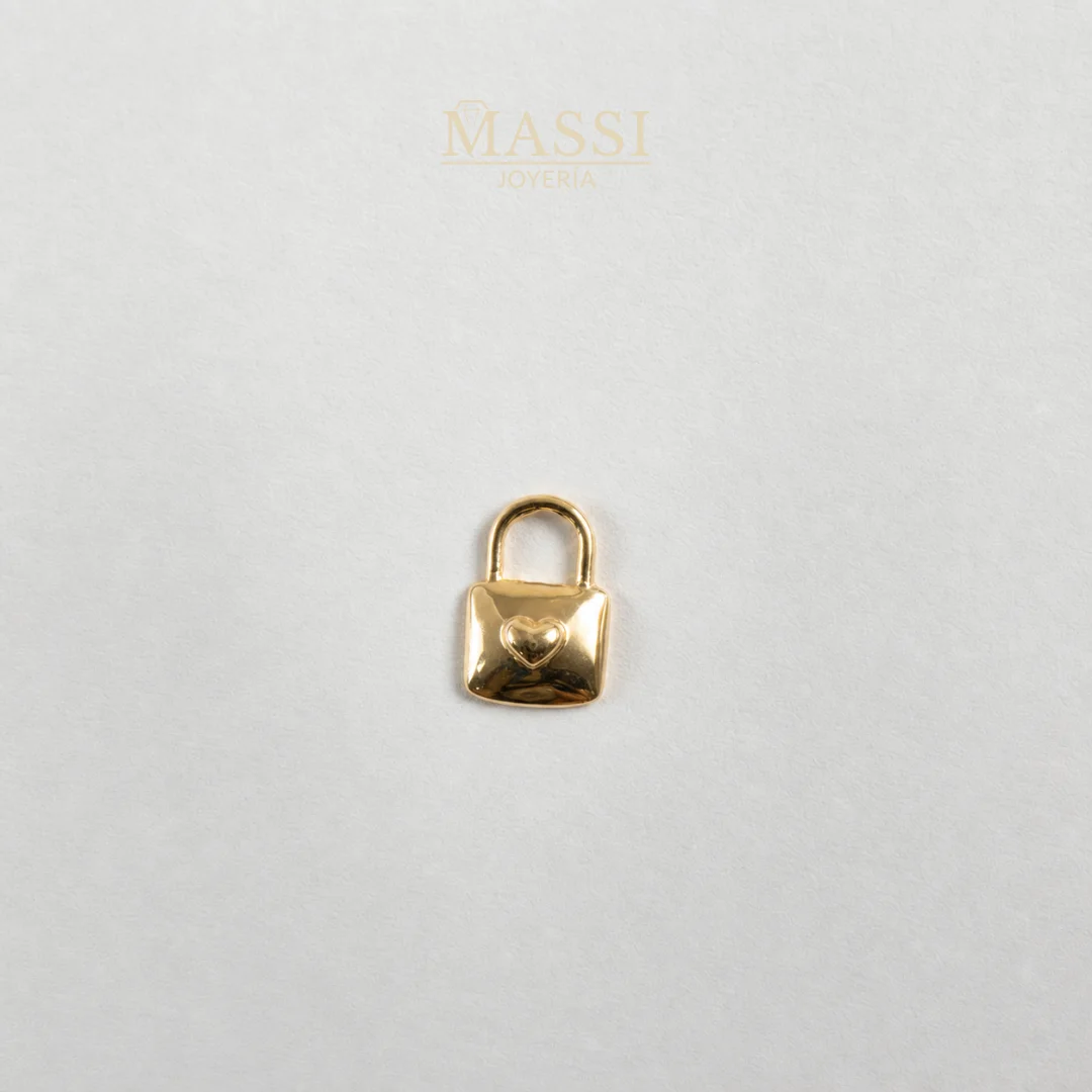 Detalle de la abertura del Dije Candado Corazón Liso de 10 × 7 mm en oro nacional amarillo