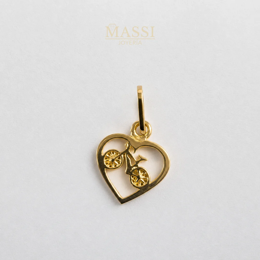 Detalle de la bicicleta integrada en el corazón del dije en oro nacional amarillo