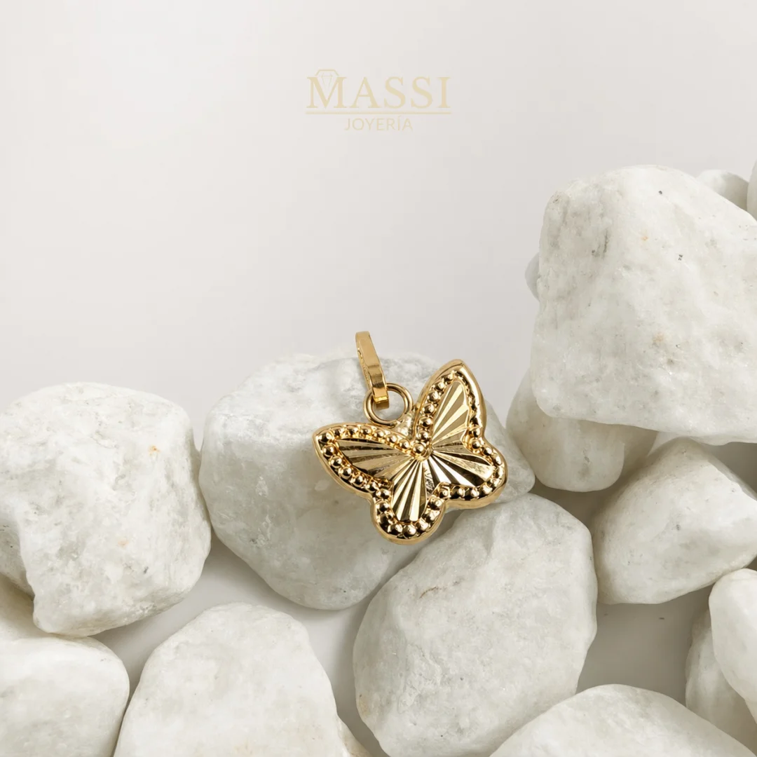 Dije de mariposa doble con acabado diamantado bordado en oro amarillo