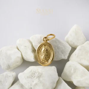 Dije Ovalado Virgen de Guadalupe en oro amarillo con imagen en relieve y detalles radiales