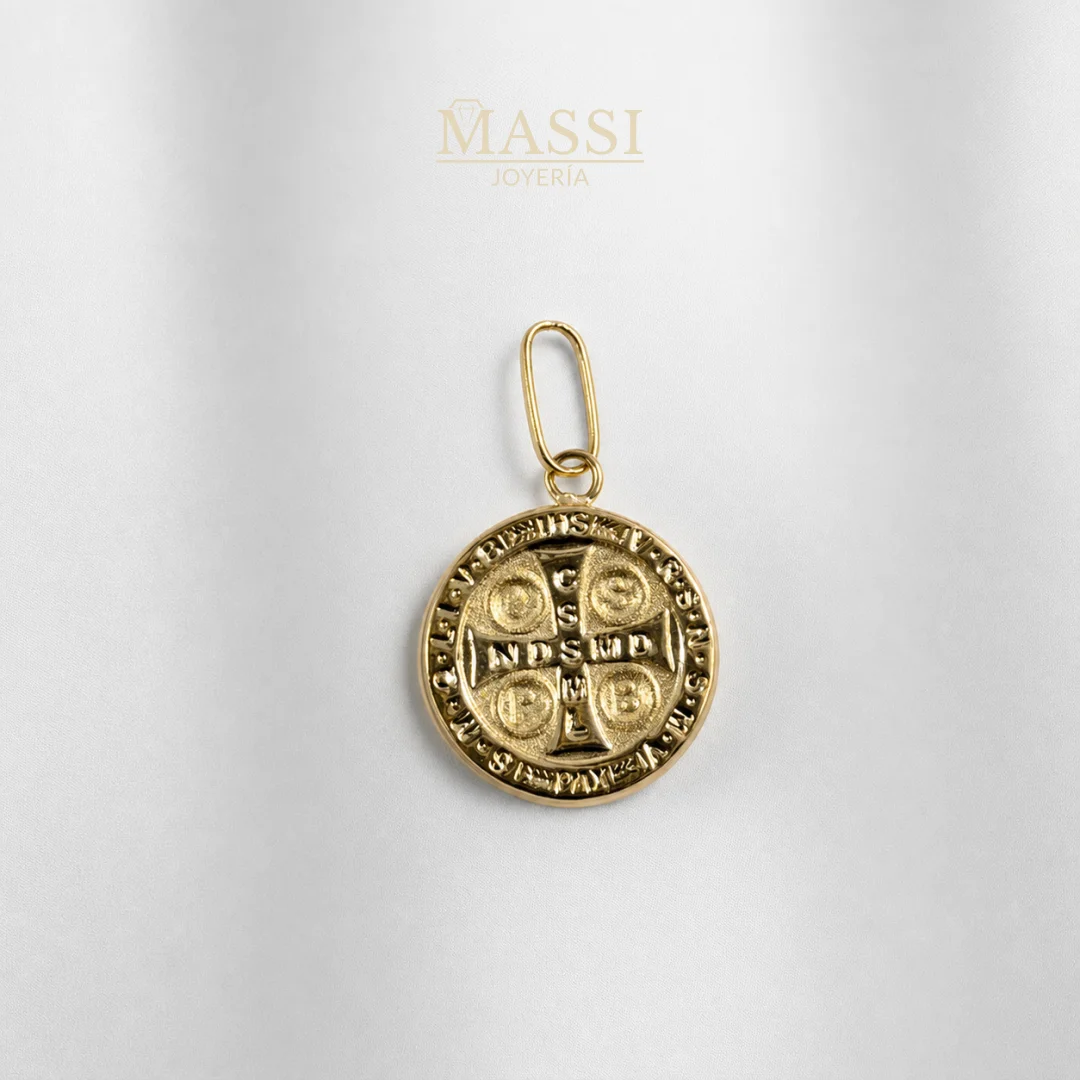 Detalle del Dije San Benito Mediano de 12 × 12 mm en oro nacional amarillo