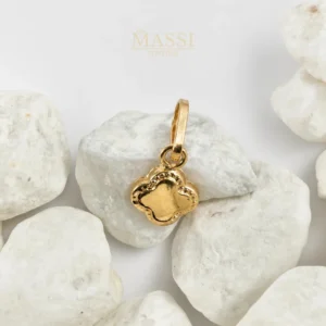 Dije de trébol liso bordado de 7 × 7 mm en oro amarillo