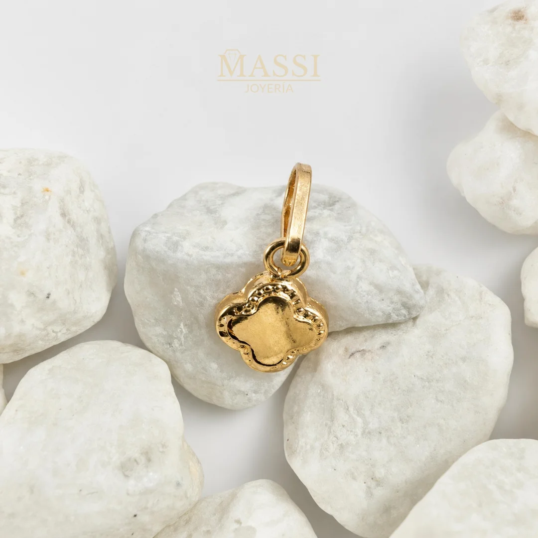 Dije de trébol liso bordado de 7 × 7 mm en oro amarillo