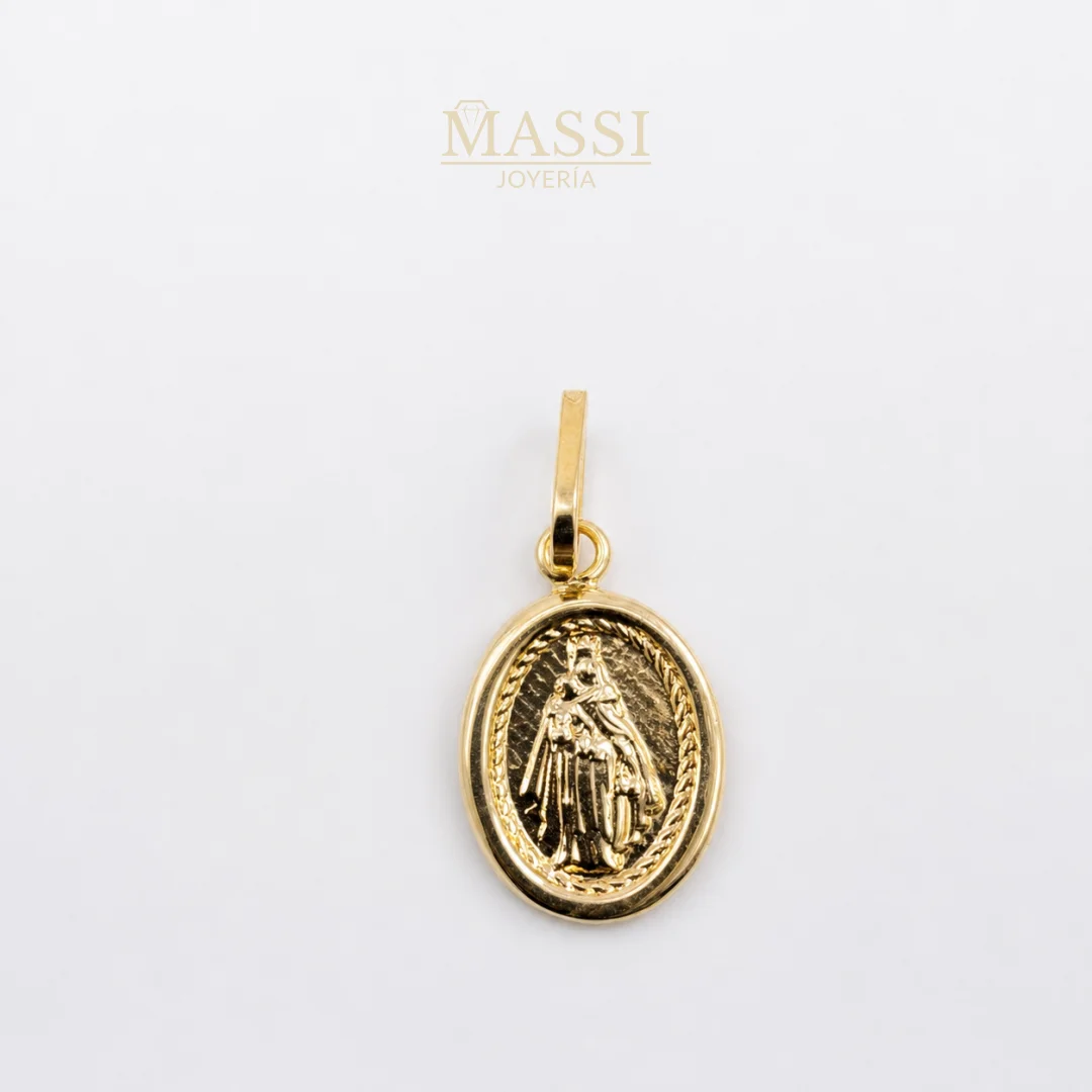 Detalle de la Virgen del Carmen en dije ovalado de 12 × 10 mm en oro nacional amarillo