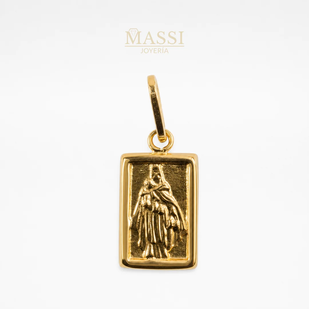 Detalle de la Virgen del Carmen en dije rectangular de 12 × 8 mm en oro nacional amarillo