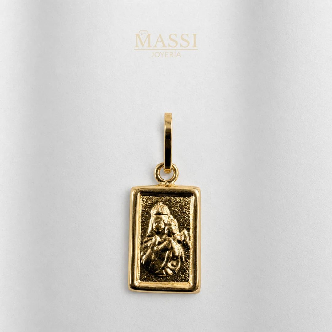 Detalle de la imagen de la Virgen del Carmen en dije rectangular de oro nacional amarillo