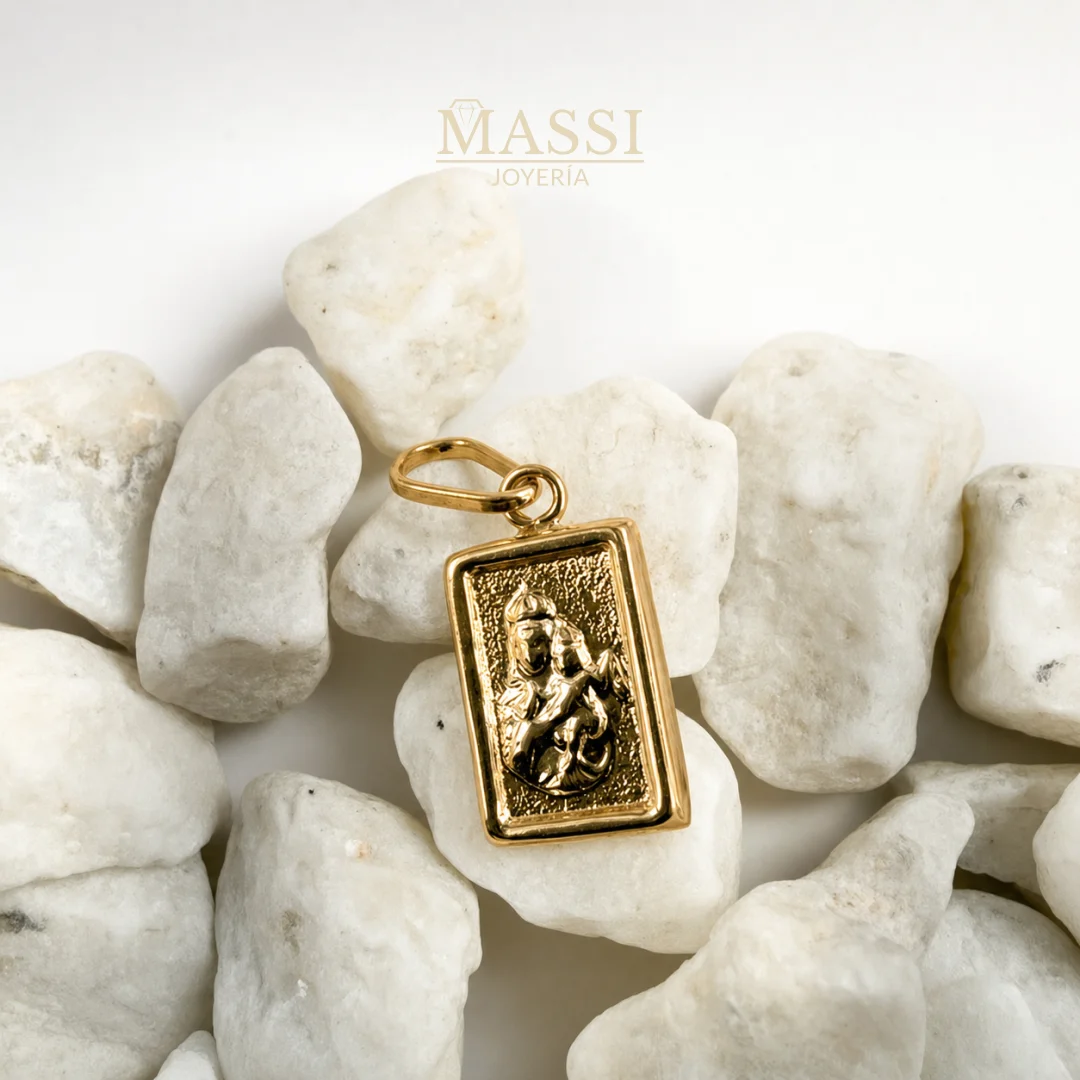 Dije Virgen del Carmen rectangular de 12 × 8 mm en oro nacional amarillo