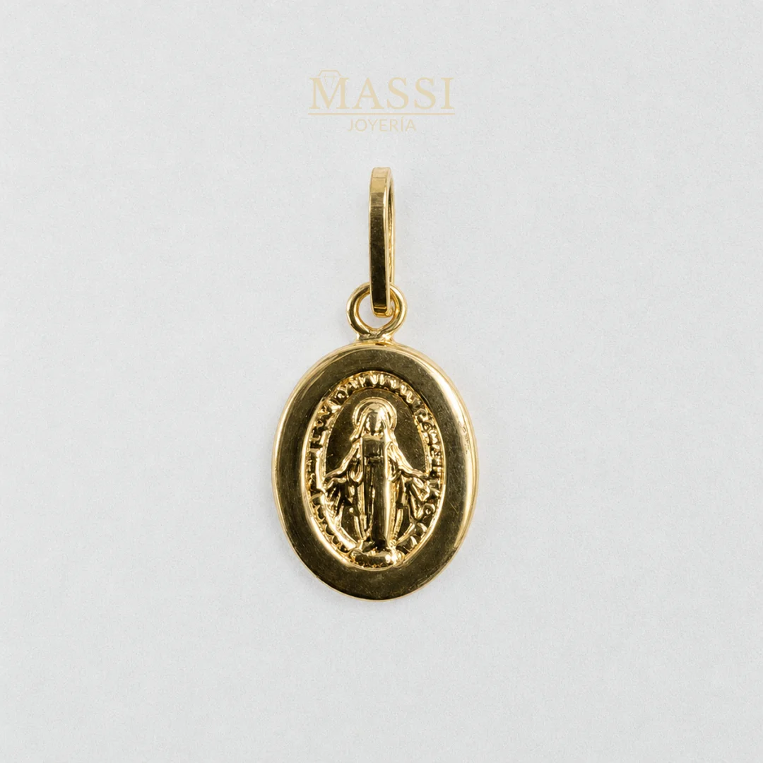 Detalle de la Virgen Milagrosa en dije ovalado de 12 × 10 mm en oro nacional amarillo