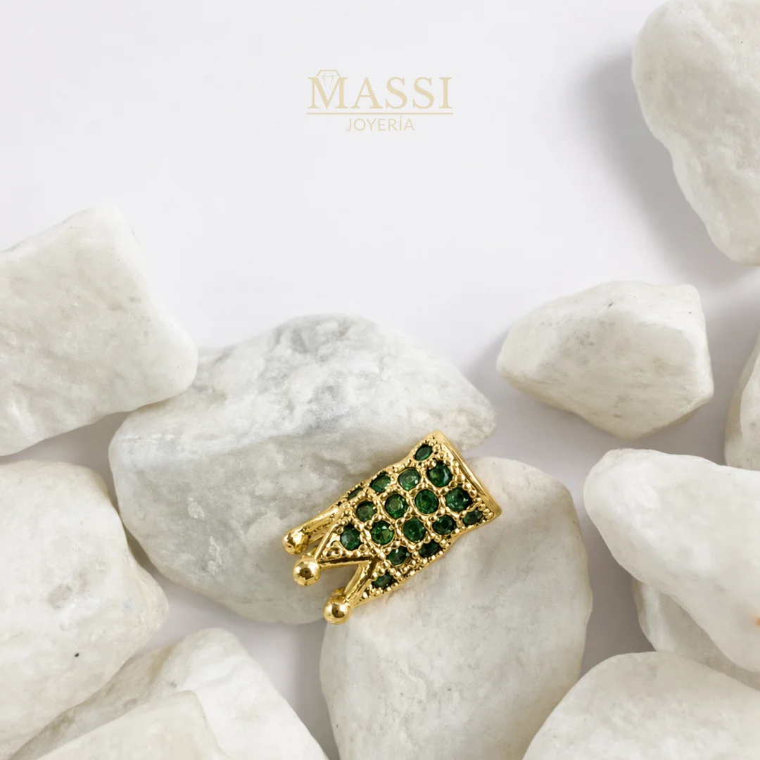 Detalle de las piedras verdes del Herraje Corona en oro nacional amarillo