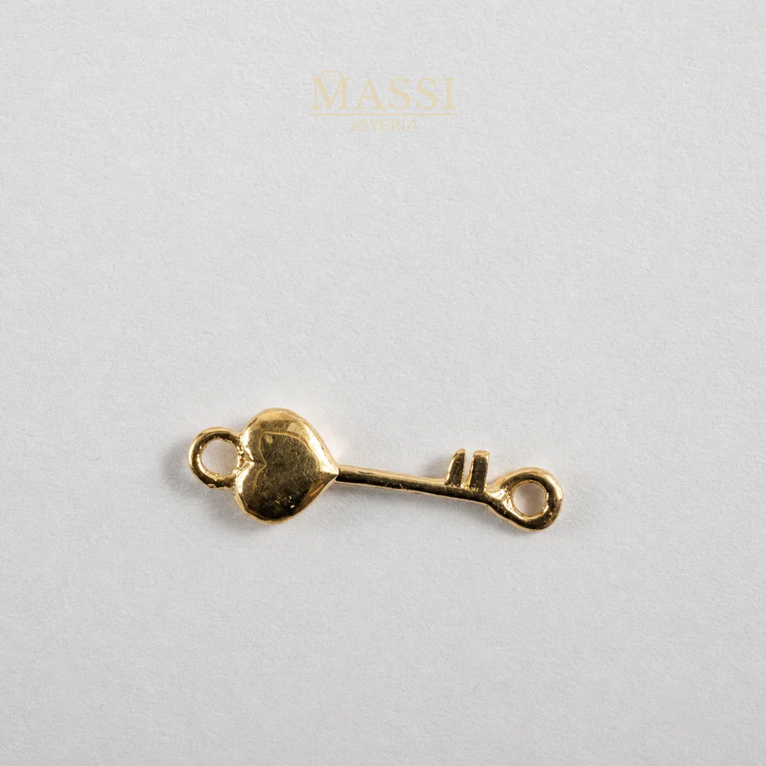 Detalle del diseño de llave con corazón en oro nacional amarillo