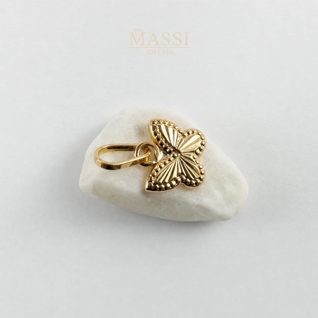 Detalle del diseño bordado plano y acabado diamantado del Dije Mariposa en oro nacional amarillo