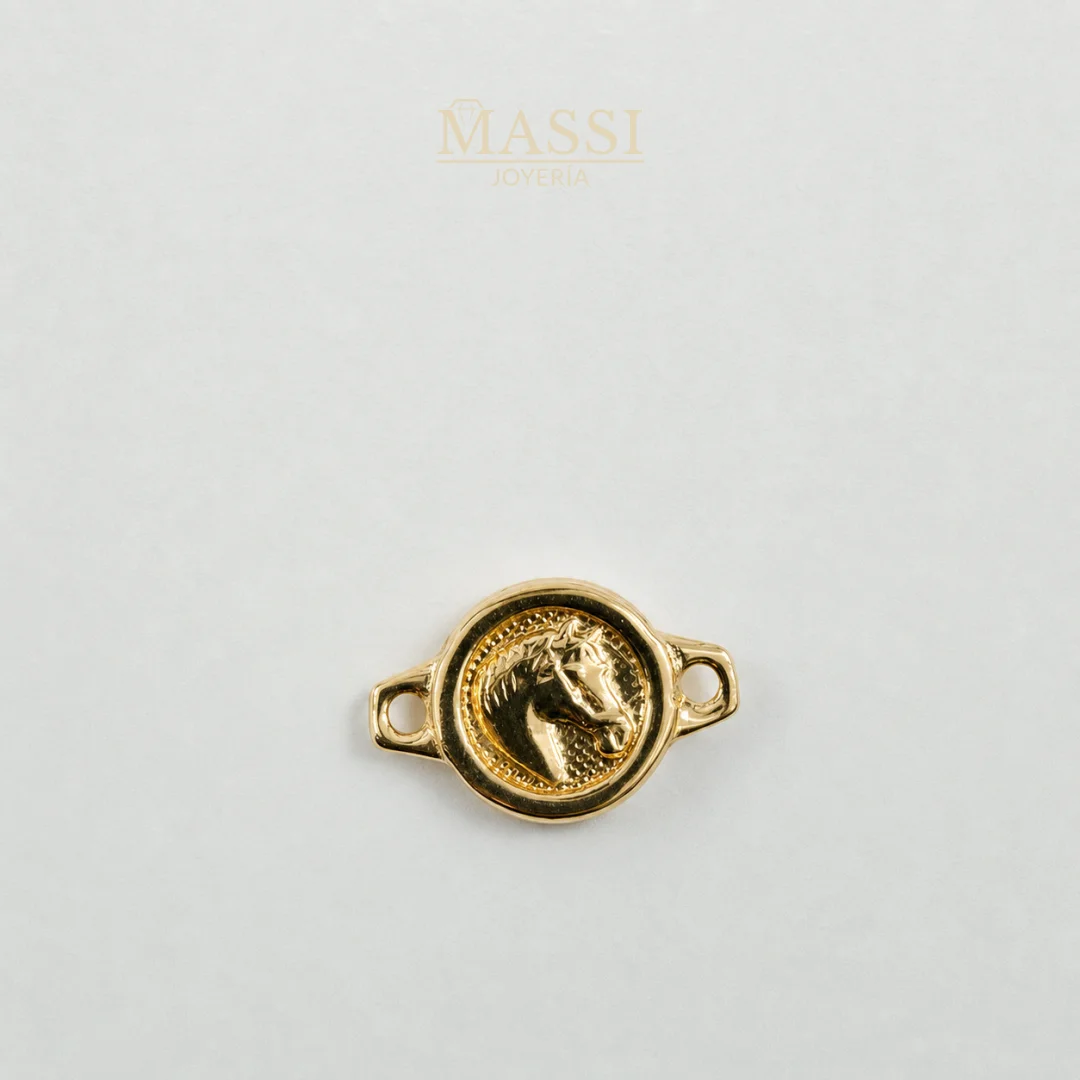 Detalle del diseño de herradura de caballo del herraje en oro amarillo
