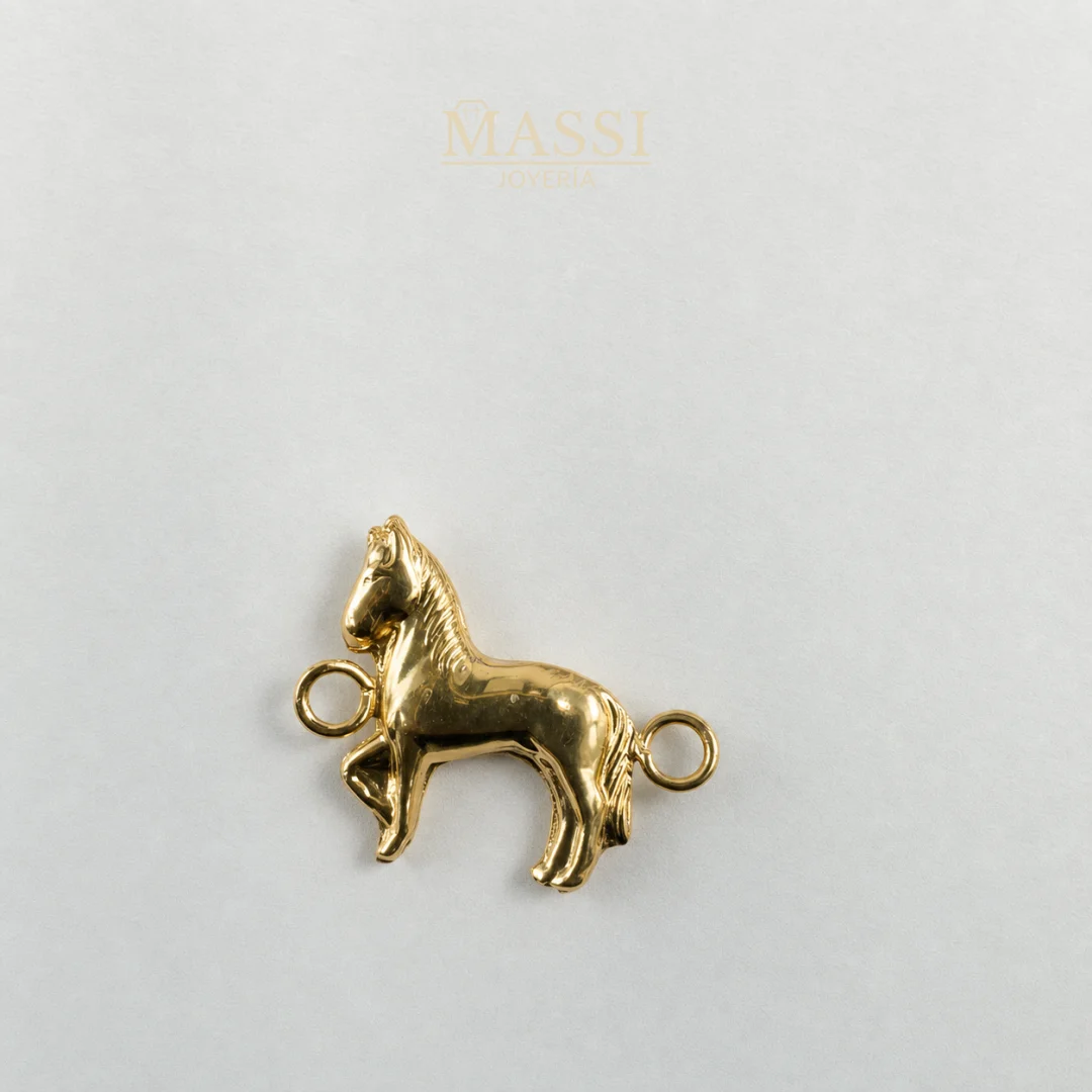 Detalle del acabado liso del Herraje Silueta de Caballo en oro nacional